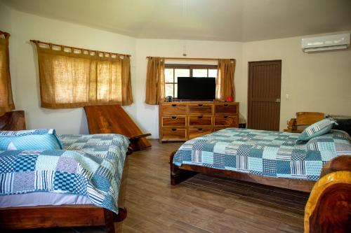 En eller flere senge i et værelse på Las Ceibas Resort