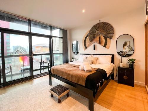 um quarto com uma cama e uma grande janela em Lovely 2 Bed Duplex Apartment with Hydro Views em Glasgow