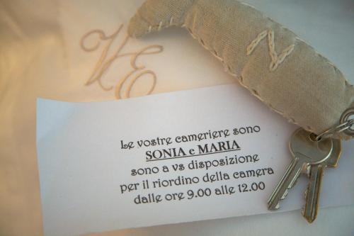 a piece of paper with a key on a note at VILLA EVA in Sirolo