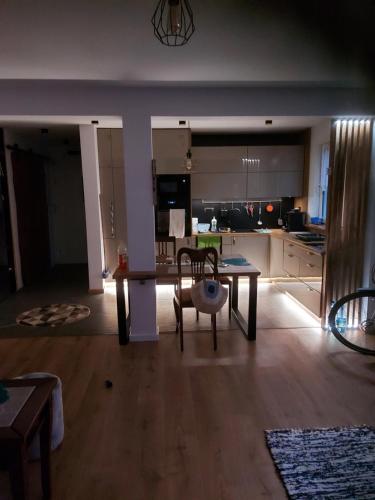 salon ze stołem i kuchnią w obiekcie Apartament z prywatnym parkingiem w mieście Zieleniewo