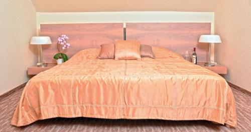 Ein Bett oder Betten in einem Zimmer der Unterkunft Airport Glossel Panzió