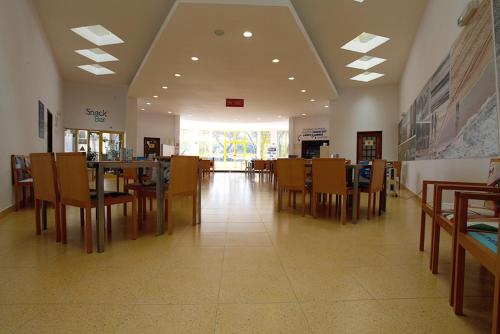 a dining room with tables and chairs in a restaurant at Caparica Sun Centre in Costa da Caparica