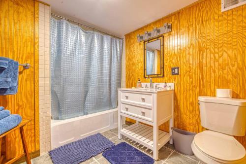Ένα μπάνιο στο Catskills Cottage with Deck, 7 Mi to Hunter Mtn