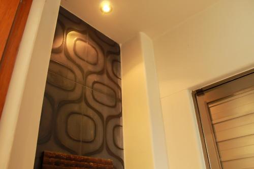 a hallway with a wall with a wall stenciled at Villa Karpatos in Progreso