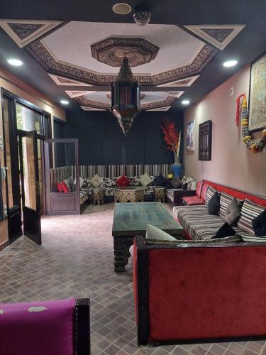 duży salon z kanapami i stołem w obiekcie Mymarrakechvillas w Marakeszu