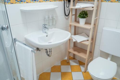 La salle de bains est pourvue d'un lavabo et de toilettes. dans l'établissement LUXURY-Apartment - city center : 8 guests : Netflix, à Sarrebruck