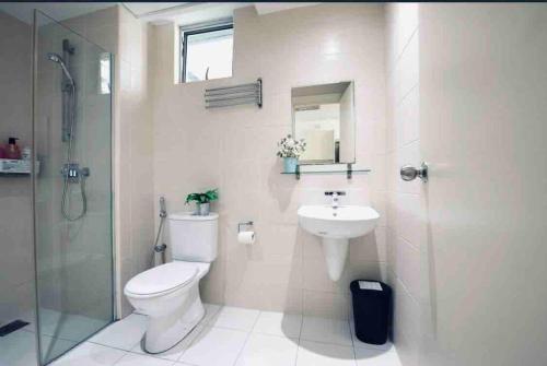W łazience znajduje się toaleta, umywalka i prysznic. w obiekcie MITEC Publika 500Mbp Wi-fi Studio 4pax Mont Kiara w Kuala Lumpur