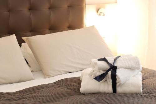 a pile of towels sitting on top of a bed at PIUMABLU in Campi Bisenzio