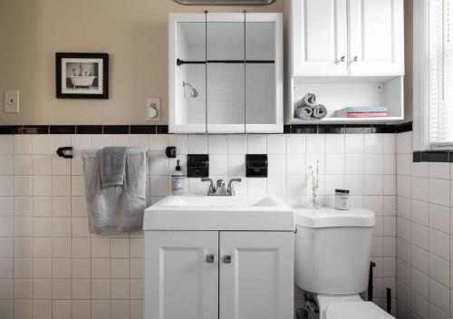 路易維爾的住宿－Amazing 4BD 2BA Home In Kentucky，白色的浴室设有卫生间和水槽。