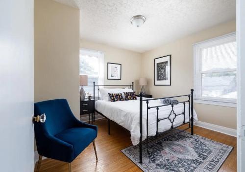 路易維爾的住宿－Amazing 4BD 2BA Home In Kentucky，一间卧室配有一张床和一张蓝色椅子