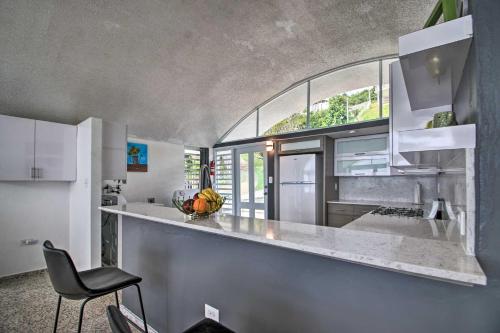 eine Küche mit einer Theke und einem Stuhl in einem Zimmer in der Unterkunft Peaceful Puerto Rico Paradise with Bay Views and Balcony! in Fajardo