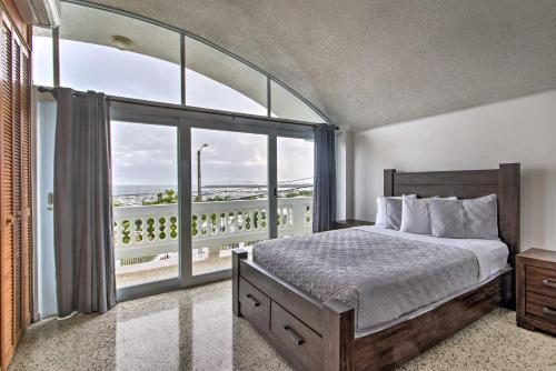 ファハルドにあるPeaceful Puerto Rico Paradise with Bay Views and Balcony!のベッドルーム1室(ベッド1台、大きな窓付)