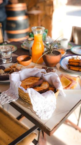una mesa con pan y otros alimentos. en Chañarmuyo Casa de Huéspedes, en Chañarmuyo