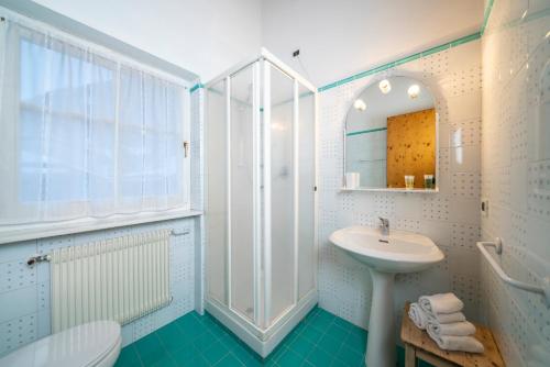 un bagno con lavandino e doccia di Ciasa Buro - Gimel a Moena