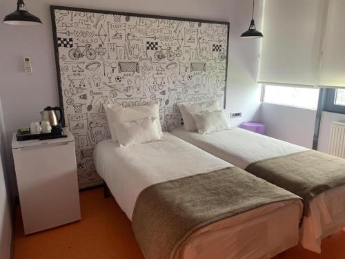 1 dormitorio con 2 camas y una pared con graffiti en Soul Entertainment Group, en Esenyurt