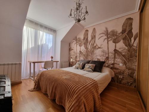 - une chambre avec un grand lit et une fresque murale dans l'établissement Chalet Aldeamayor Golf VUT 47-269, à El Cardiel