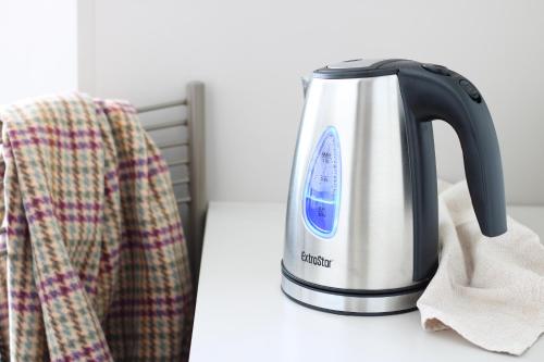 a toaster sitting on a counter next to a towel at PIUMABLU in Campi Bisenzio