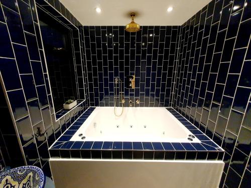 Gallery image of Jacuzzi Suite in London