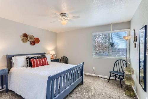 - une chambre avec un lit, deux chaises et une fenêtre dans l'établissement Sunnyside Up - Beautiful Home for Large Ski Groups, à Aurora