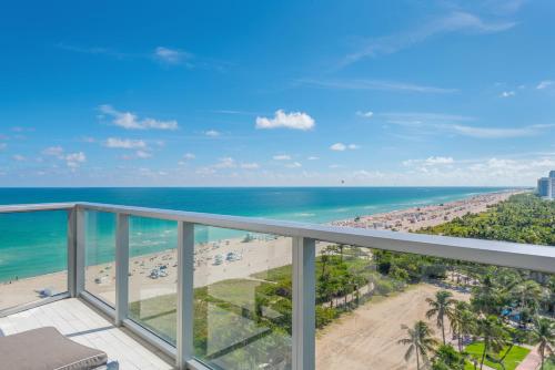 uma varanda com vista para a praia e para o oceano em Ocean View Residence at W South Beach -1226 em Miami Beach