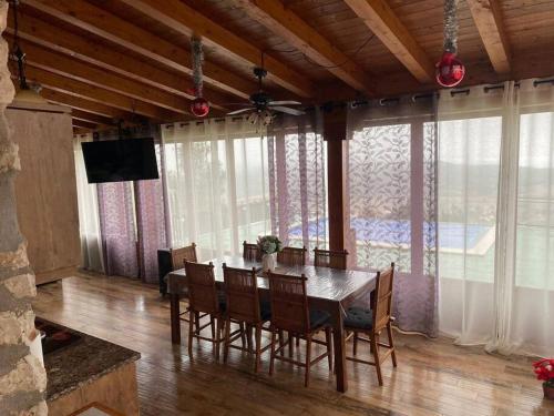 TV a/nebo společenská místnost v ubytování Casa rural con piscina y vistas