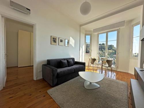 un salon avec un canapé et une table dans l'établissement Lutetia Palace Côte d'Azur, à Menton