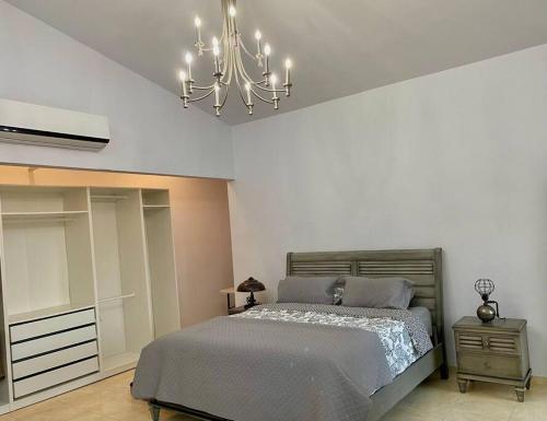 - une chambre avec un lit et un lustre dans l'établissement Haven Hill Place (New!!!), 