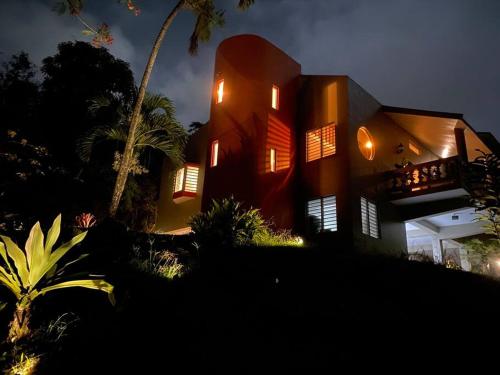 BeatrizにあるHaven Hill Place (New!!!)の前にヤシの木がある大きな建物