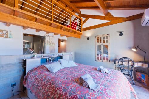 1 dormitorio con 1 cama grande y toallas. en Sierra Melides Alentejo - Sun, Nature & Sea, en São Francisco da Serra
