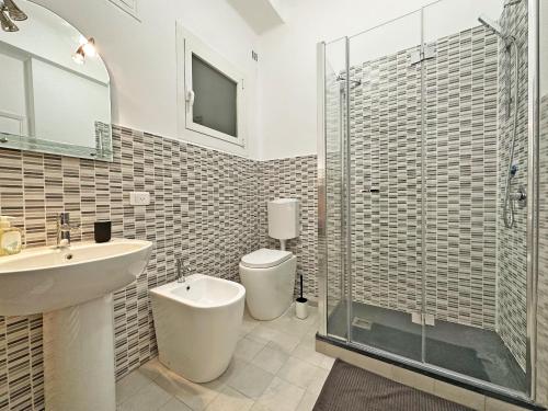 een badkamer met een toilet, een wastafel en een douche bij Lutetia Palace Côte d'Azur in Menton