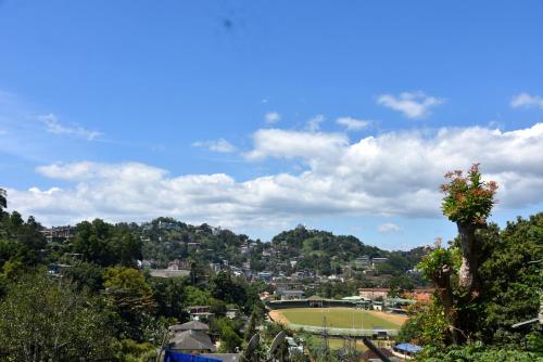 una vista de un campo de béisbol en una ciudad en Cozy Homestay Kandy, en Kandy