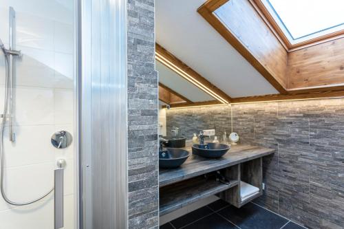 - Baño con 2 lavabos y tragaluz en Ferienwohnung Herbst, en Unken