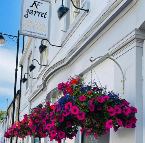 カークーブリーにあるThe Garret Hotelの建物脇の花籠