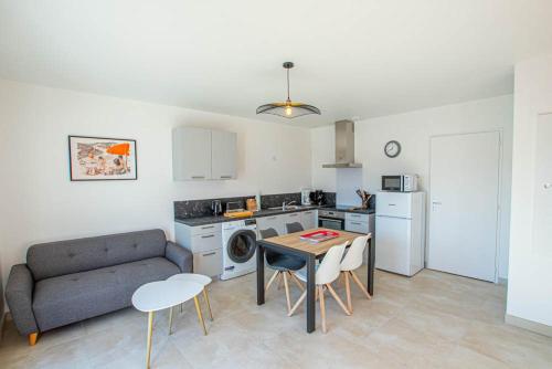 Kuchyň nebo kuchyňský kout v ubytování LA CORVETTE Maison avec piscine/parking/wifi/plages 5kms