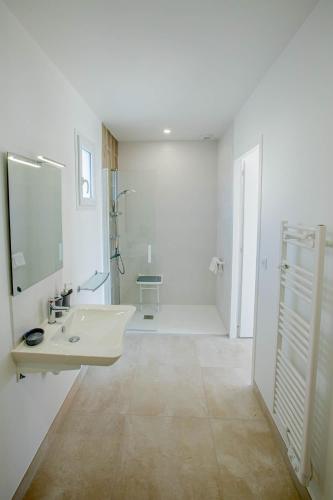 une salle de bain blanche avec un lavabo et une douche dans l'établissement LA CORVETTE Maison avec piscine/parking/wifi/plages 5kms, aux Mathes