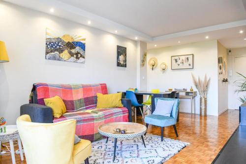 Posedenie v ubytovaní Grand appartement avec balcon et parking