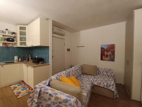 een woonkamer met een bank en een keuken bij Civico1280 Holiday in Camaiore