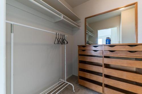 a dressing room with a mirror and a dresser at Spacious Charming Condo with Great Views near the Grove in Los Angeles