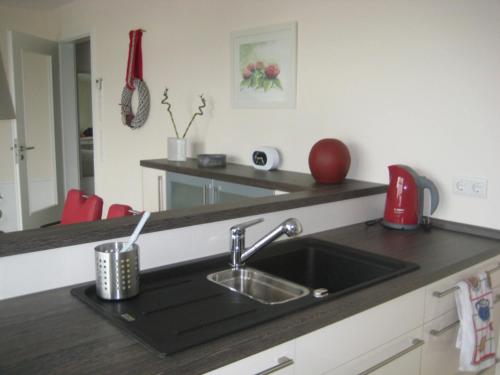 eine Küche mit einer Spüle und einer Arbeitsplatte in der Unterkunft Appartements Buesum DS10 in Büsum