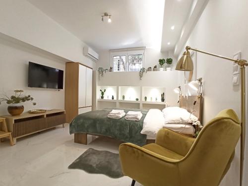 A television and/or entertainment centre at Mikalis Studio