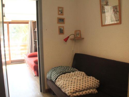 een slaapkamer met een bed en een lamp in een kamer bij Studio Châtel, 1 pièce, 4 personnes - FR-1-200-141 in Châtel