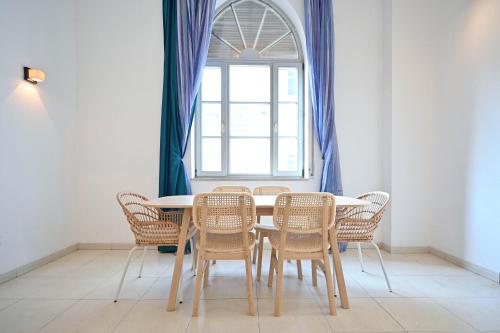 テルアビブにあるMirage by HolyGuestのダイニングルーム(テーブル、椅子、窓付)
