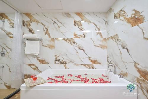Phòng tắm tại Costa Fortune Villa by Tropicana Stays