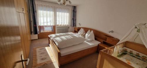 małą sypialnię z łóżkiem i łóżeczkiem dziecięcym w obiekcie Ferienwohnung Rätikon w mieście Vandans