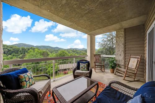 鸽子谷Ah-Mazing! Whispering Pines 532的门廊上设有桌椅,