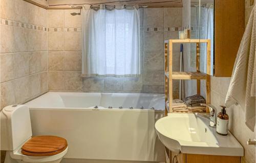 y baño con bañera, aseo y lavamanos. en Lovely Home In Elg With Kitchen, en Elga