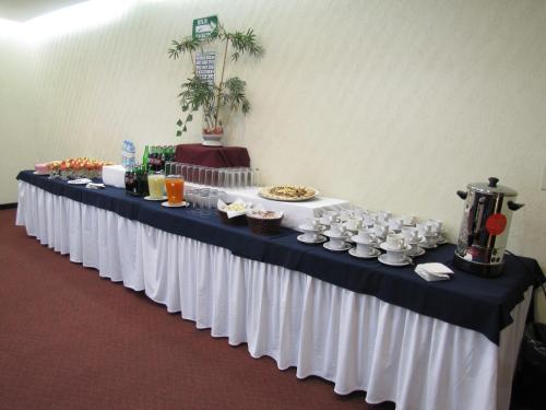 a long table with food and drinks on it at Aranzazu Plaza Kristal Aguascalientes in Aguascalientes