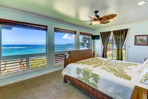 - une chambre avec un lit et une vue sur l'océan dans l'établissement Haena Beachfront With Stunning Panoramic Ocean Views TVNC # 5134, à Hanalei