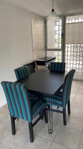 una mesa de comedor y sillas en una habitación en Monoambiente La Plata departamento en La Plata