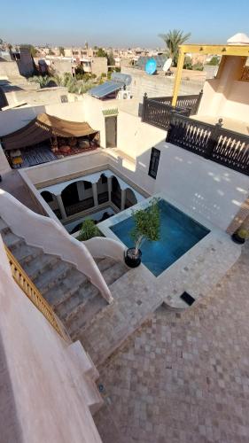 uma vista aérea de uma casa com piscina em Riad Bijoux em Marraquexe